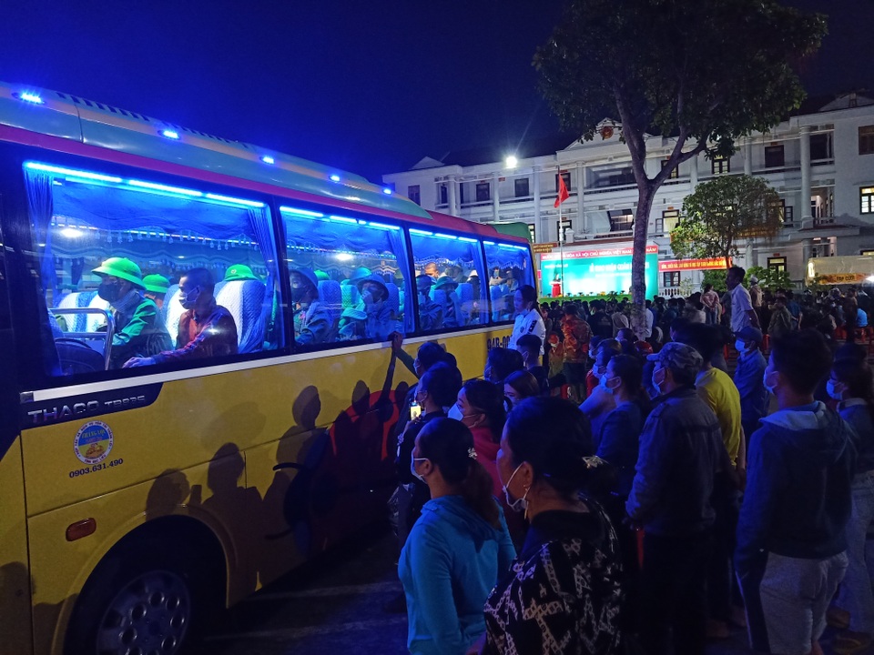 Hàng ngàn thanh niên hăng hái lên đường nhập ngũ - 9 Hàng ngàn thanh niên hăng hái lên đường nhập ngũ - 9