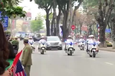 Xe “quái thú” của Tổng thống Mỹ lăn bánh trên đường phố Hà Nội