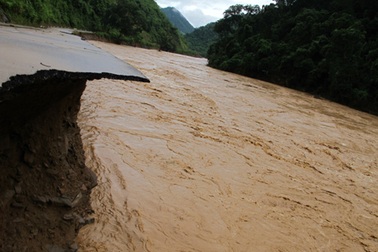 Gấp rút sửa chữa quốc lộ bị sông "ngoạm" trong lũ