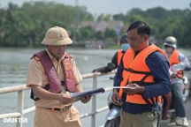 CSGT tăng cường đảm bảo an toàn đường thủy trong mùa mưa bão ở TPHCM