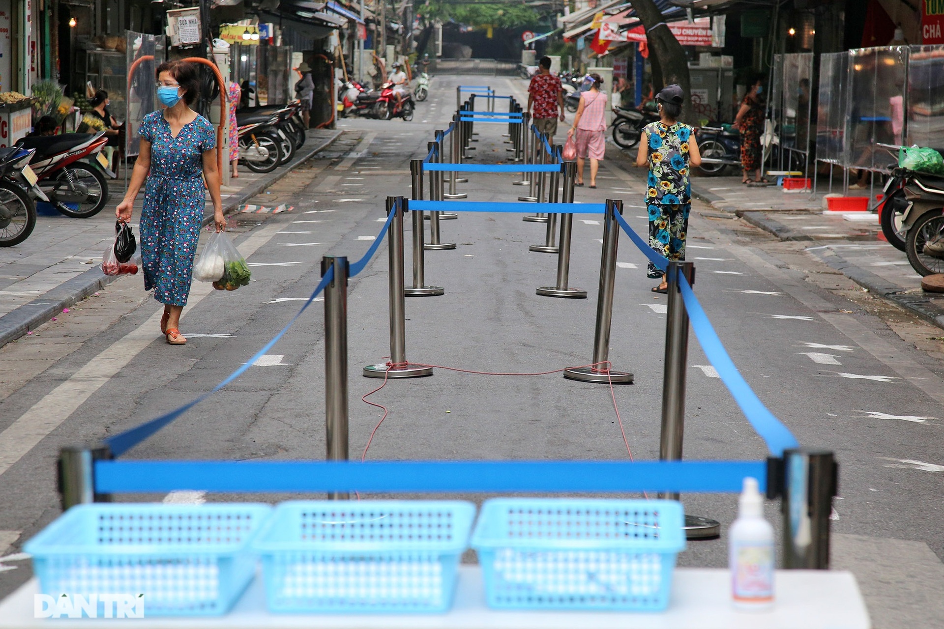 Mới lạ cảnh mua bán bằng ám hiệu ngón tay ở chợ nhà giàu phố cổ Hà Nội - 1 Mới lạ cảnh mua bán bằng ám hiệu ngón tay ở chợ nhà giàu phố cổ Hà Nội - 1