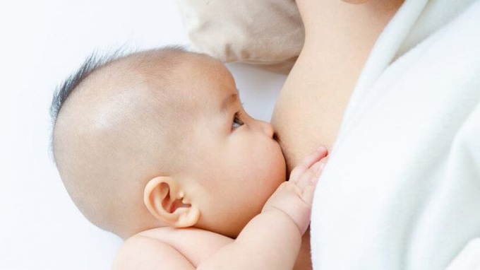 Theo khuyến cáo của Tổ chức Y tế Thế giới (WHO), nên cho trẻ bú mẹ hoàn toàn trong 6 tháng đầu đời, sau đó tiếp tục cho bú mẹ, đồng thời với bổ sung thêm các thức ăn phù hợp, cho đến khi trẻ 24 tháng tuổi hoặc hơn. Ảnh: Lê Hữu Nghĩa