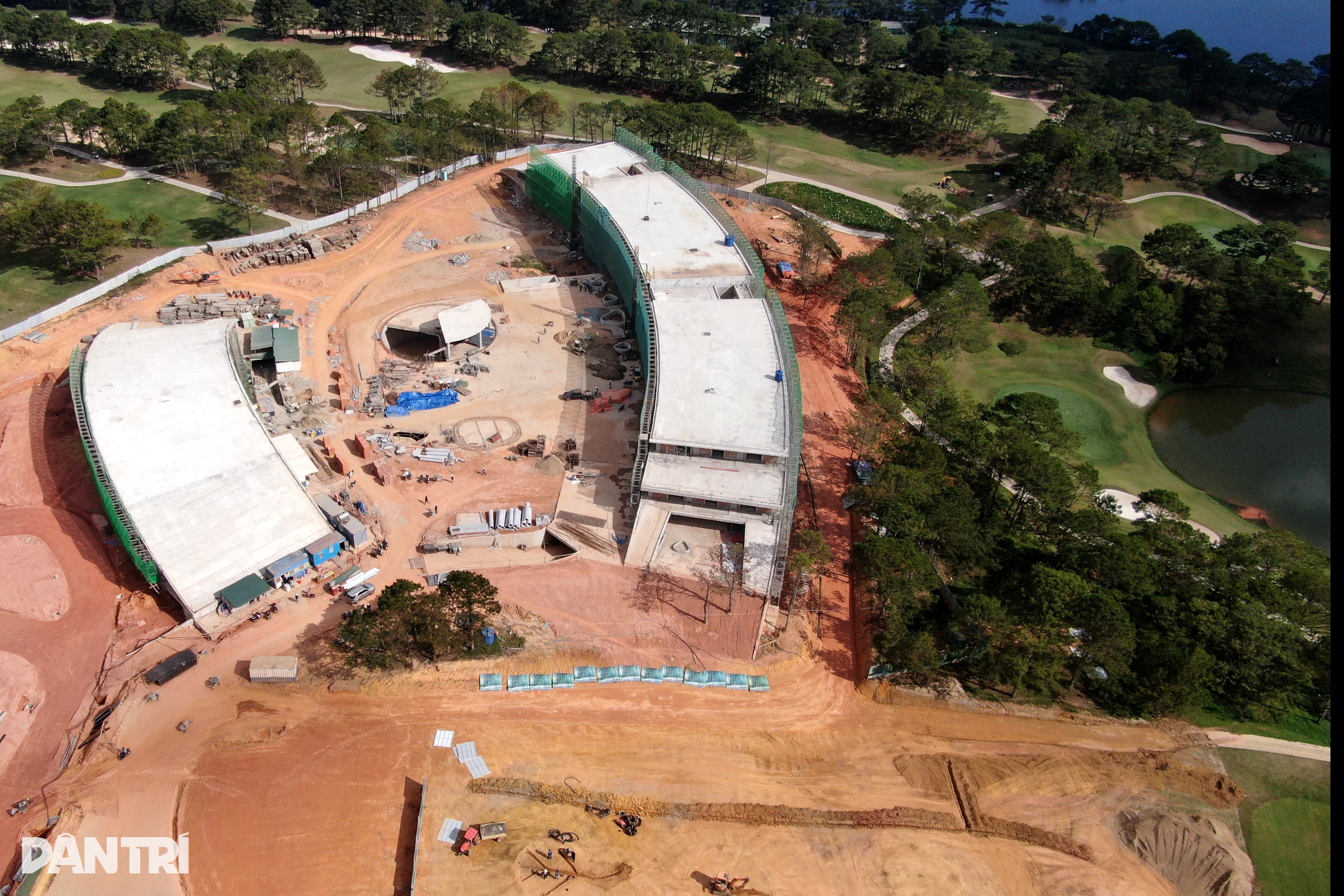 दा लाट - 2 में क्यू हिल गोल्फ क्लब भवन में लंबे समय से उल्लंघन Sai phạm kéo dài tại tòa nhà Câu lạc bộ golf Đồi Cù Đà Lạt - 2