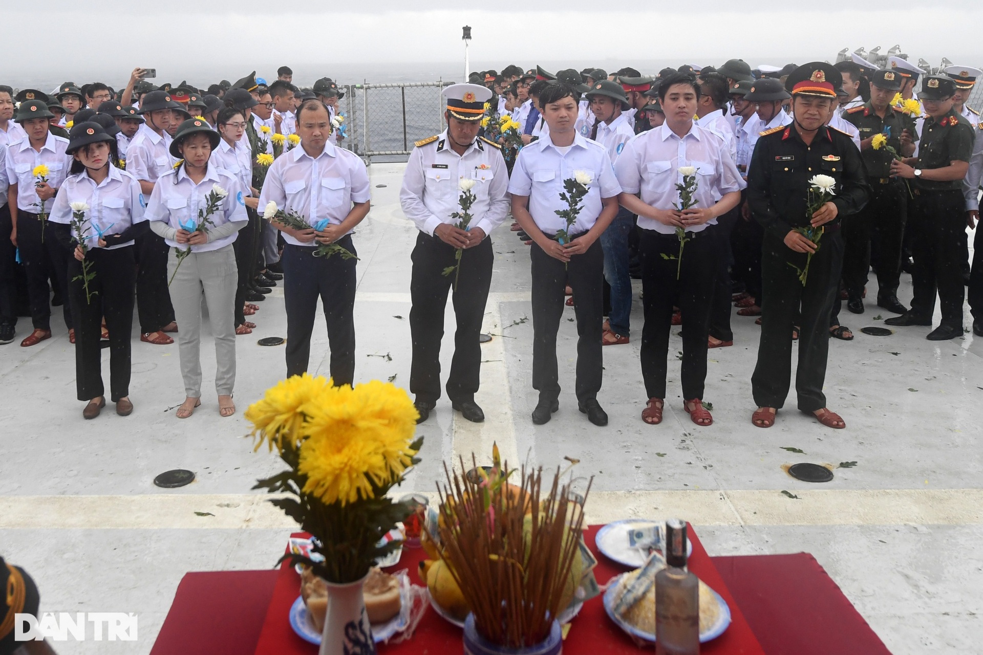 Mưa trắng trời phút tưởng niệm các anh hùng, liệt sĩ hi sinh tại Trường Sa - 7