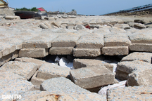 Kè biển sụt lún, hàng nghìn người dân sống trong thấp thỏm