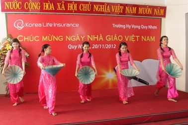 Ngày Nhà giáo ở ngôi trường nơi HS hát quốc ca bằng tay