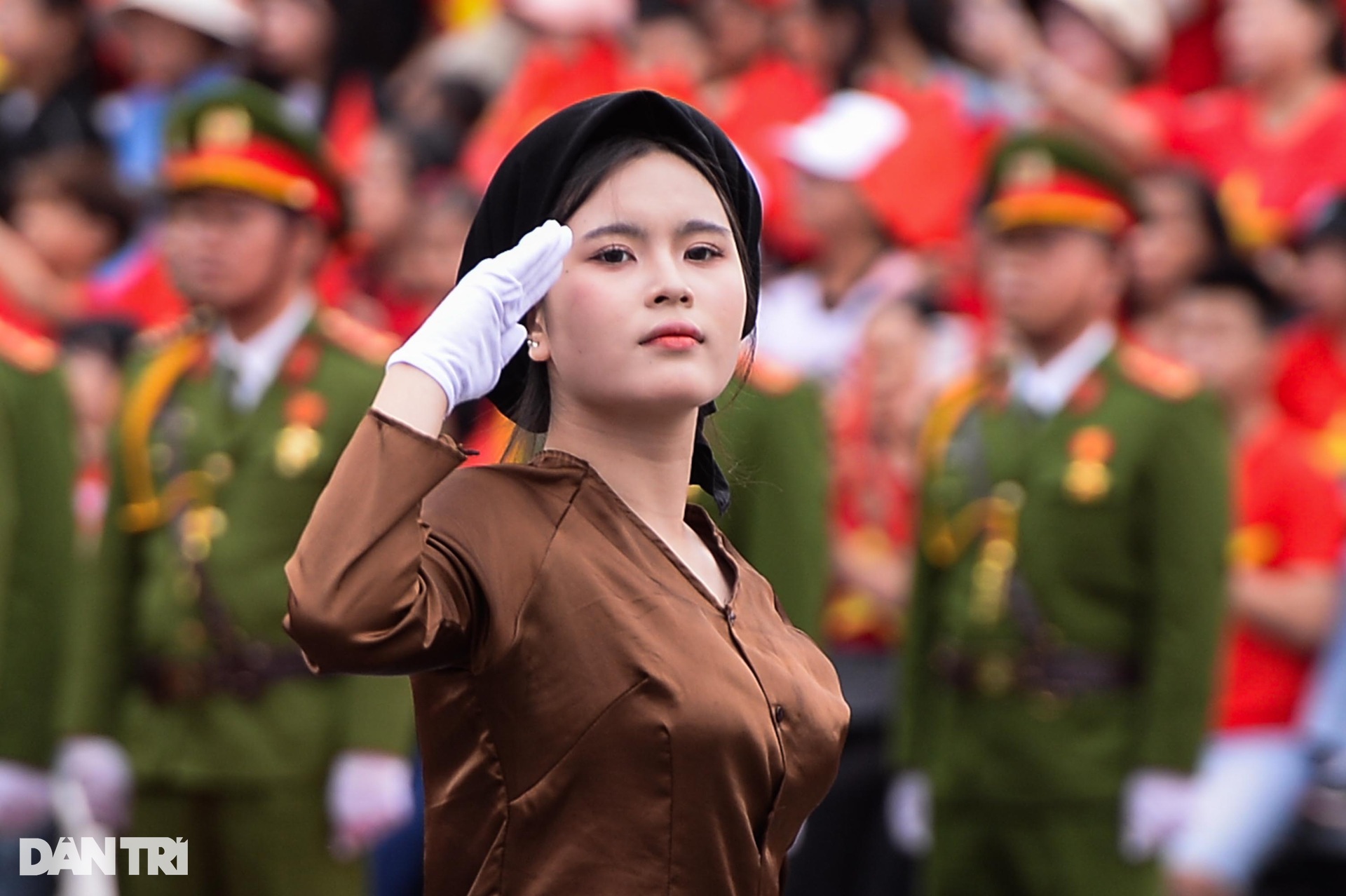 Các bóng hồng rạng rỡ trong lễ kỷ niệm 70 năm Giải phóng Hải Phòng - 2 Các bóng hồng rạng rỡ trong lễ kỷ niệm 70 năm Giải phóng Hải Phòng - 2