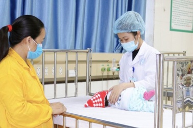 Bé trai ngừng thở vì bố mẹ rửa mũi bằng nước muối sai cách