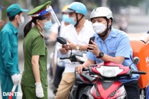 Ngày đầu TP Hà Nội siết chặt kiểm tra giấy đi đường, nhiều chốt ùn nhẹ