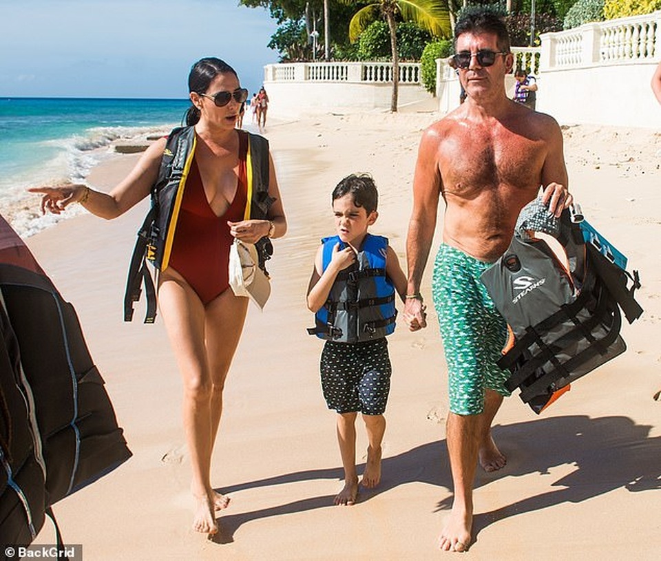 Bạn gái ông bầu siêu giàu Simon Cowell đẹp quyến rũ trên biển - 2 Bạn gái ông bầu siêu giàu Simon Cowell đẹp quyến rũ trên biển - 2