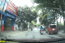 Người phụ nữ đi xe máy bất ngờ phanh gấp trước mũi ô tô để... nghe điện thoại