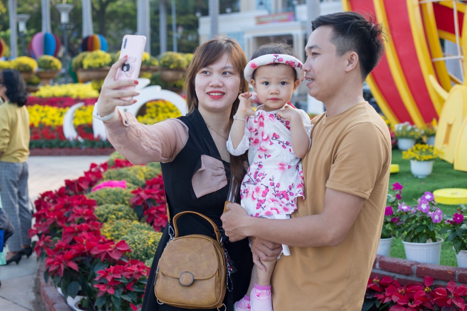 Rộn ràng du xuân sớm ở đường hoa Tết Đà Nẵng - 5 Rộn ràng du xuân sớm ở đường hoa Tết Đà Nẵng - 5