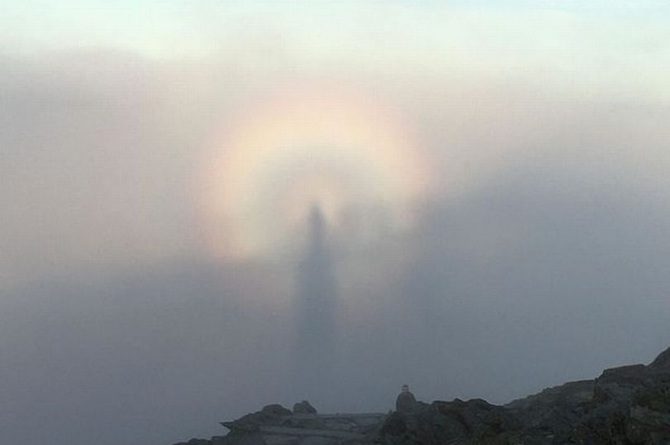 Bóng ma hình người xuất hiện trên đỉnh núi - 2 Bóng ma hình người xuất hiện trên đỉnh núi - 2