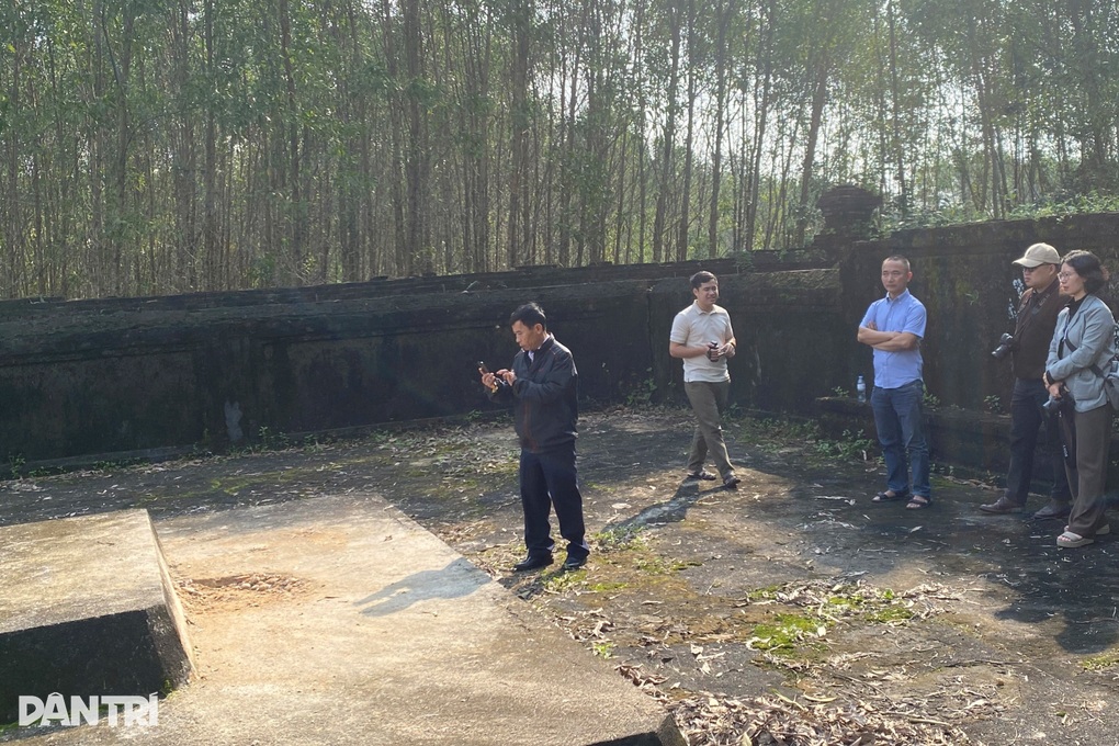 Vụ mộ chúa Nguyễn Phúc Khoát bị đào trộm: Công an vào cuộc điều tra - 1 Vụ mộ chúa Nguyễn Phúc Khoát bị đào trộm: Công an vào cuộc điều tra - 1