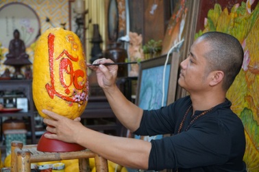 Múa bút trên quả bòng Kỳ Đà, thầy đồ kiếm bộn tiền ngày cận Tết