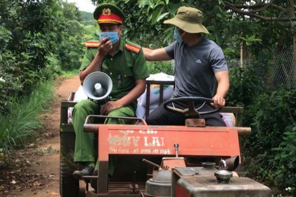 Công an đi máy cày vào buôn tuyên truyền phòng chống dịch Covid-19 - 3 Công an đi máy cày vào buôn tuyên truyền phòng chống dịch Covid-19 - 3
