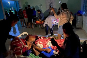 Năm người ở Đà Nẵng bị thương vì sạt lở đất, cây đổ đè lên