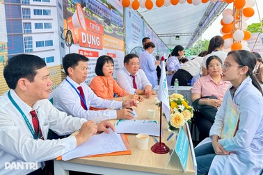 Bệnh viện lớn ở TPHCM khó tuyển điều dưỡng tại ngày hội việc làm y tế