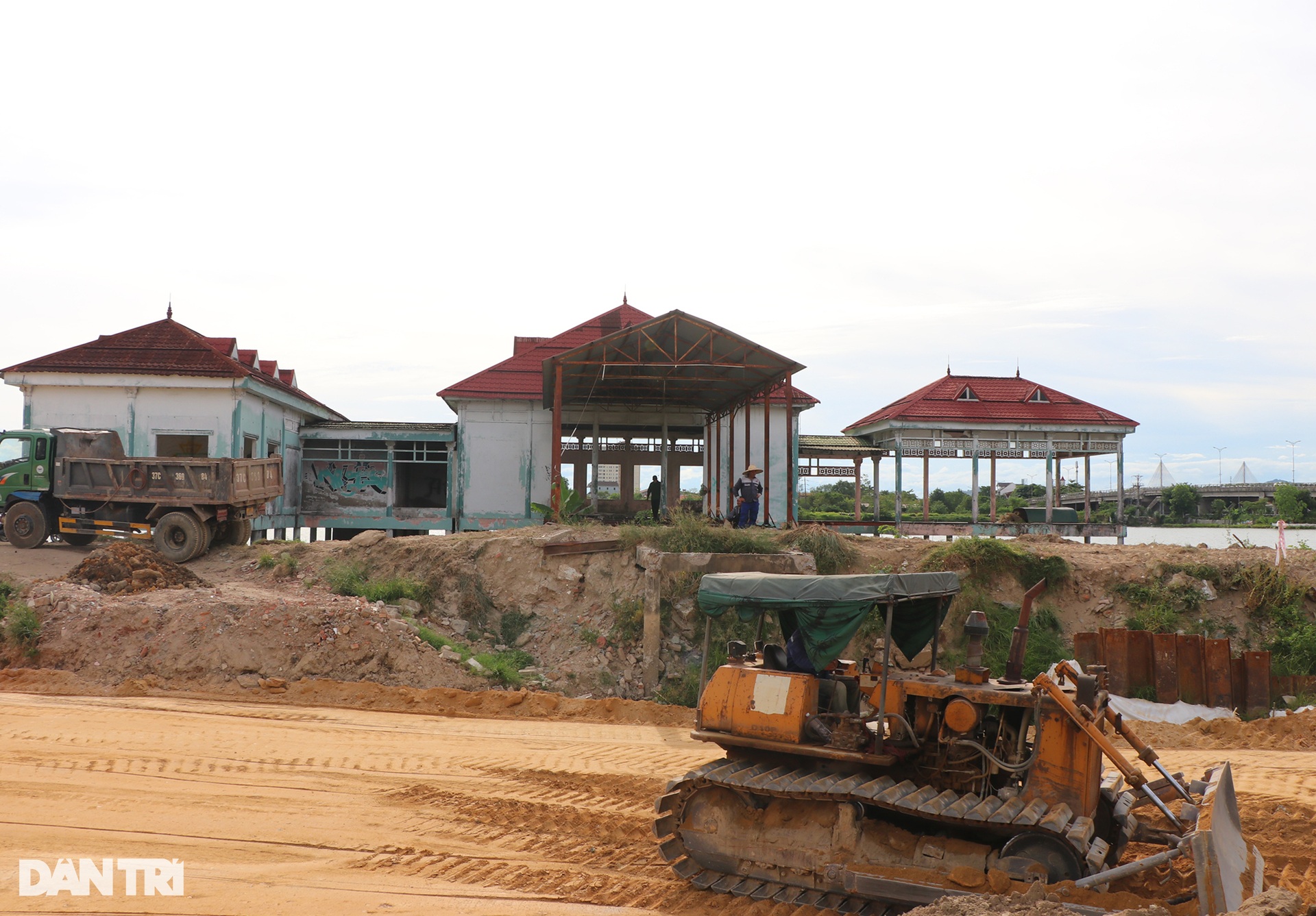 Hoang tàn nhà hàng nổi vang danh một thời ở thành Vinh - 11 Hoang tàn nhà hàng nổi vang danh một thời ở thành Vinh - 11