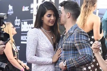 Priyanka Chopra tình tứ bên chồng kém 10 tuổi