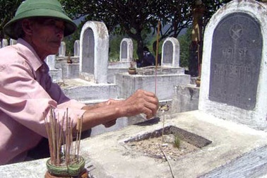 Một mình chăm sóc mộ liệt sĩ