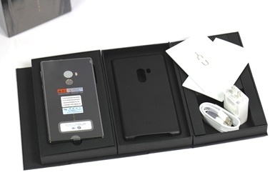 Đập hộp Mi Mix 18K, smartphone "không viền" chính hãng tại Việt Nam