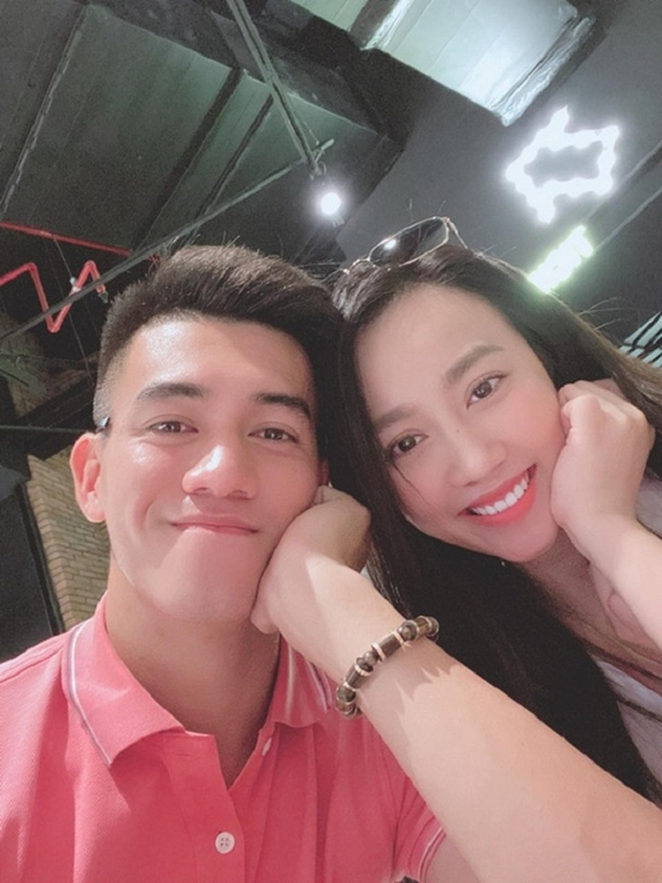 5 cặp đôi “chị ơi anh yêu em” nổi tiếng của làng bóng đá Việt - 3 5 cặp đôi “chị ơi anh yêu em” nổi tiếng của làng bóng đá Việt - 3