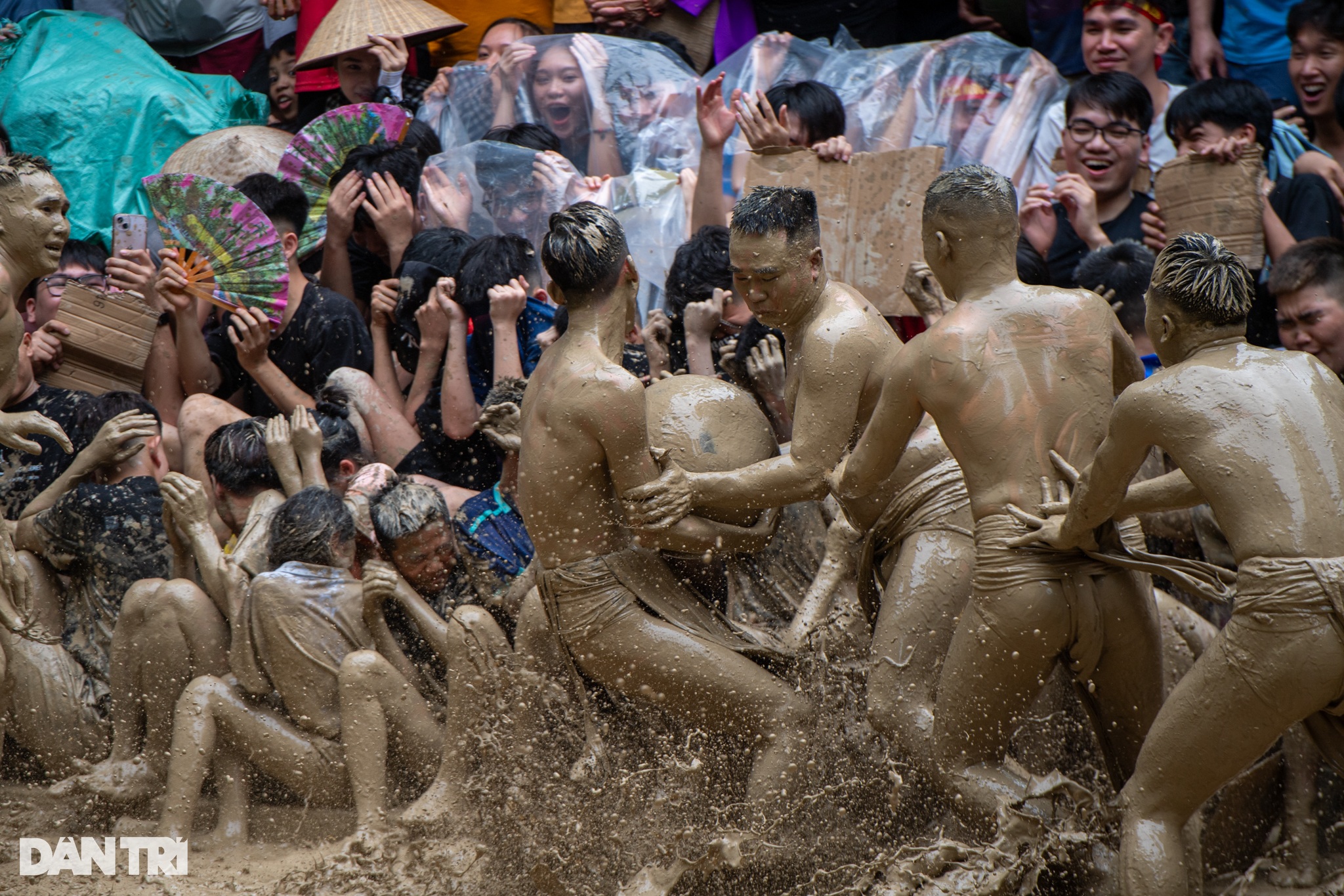 Hàng nghìn người lấm lem bùn đất hào hứng cổ vũ hội vật cầu ở Bắc Giang - 12