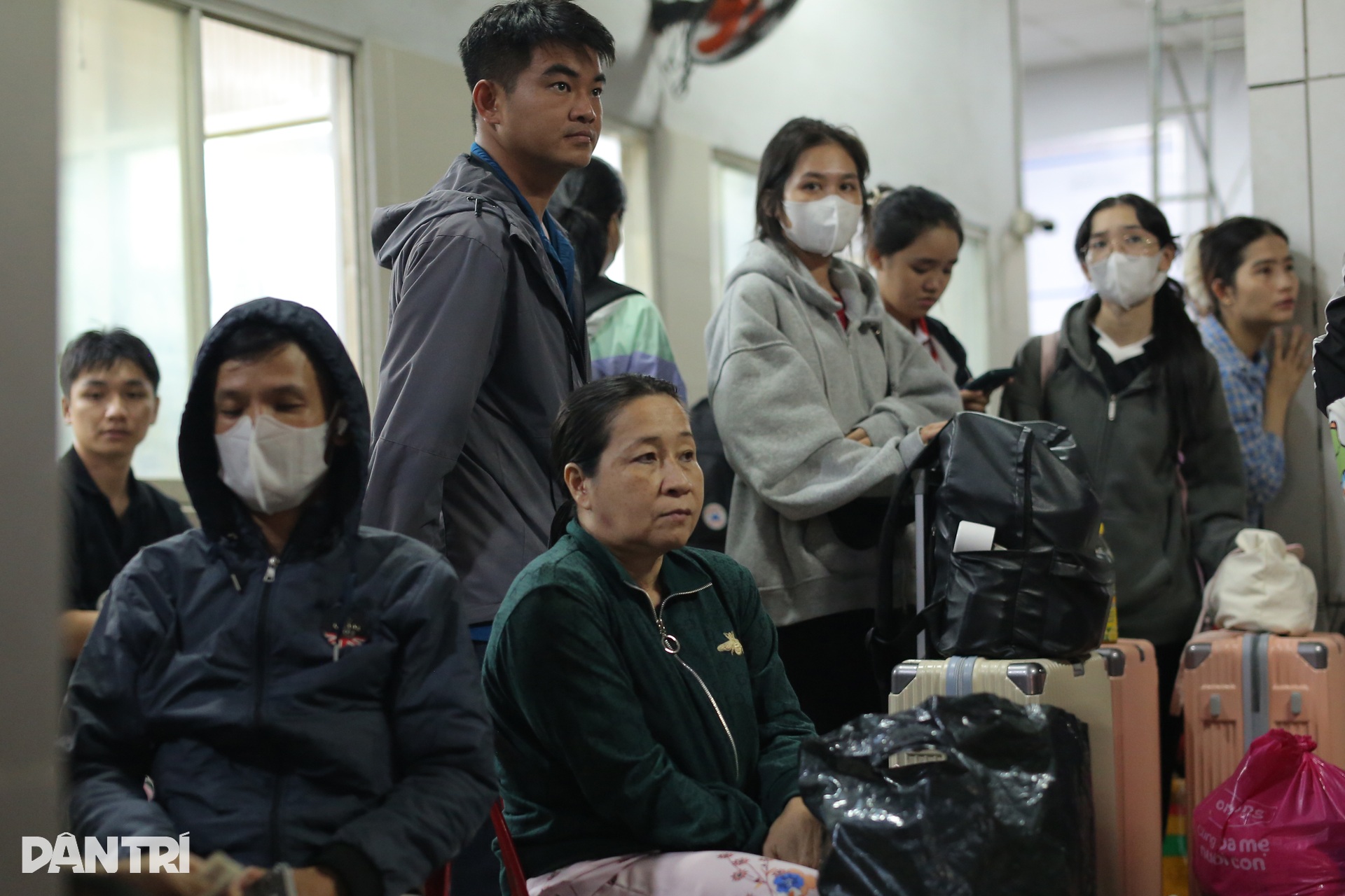 Người dân TPHCM đội vali đi chơi lễ dưới mưa lớn - 9 Người dân TPHCM đội vali đi chơi lễ dưới mưa lớn - 9