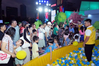 Người dân chen kín Công viên Bờ sông Sài Gòn tham gia lễ hội đón năm mới