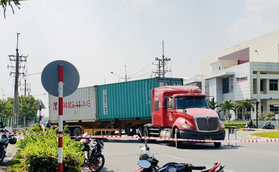 Lọt vào điểm mù xe container, một phụ nữ chết thảm - 2 Lọt vào điểm mù xe container, một phụ nữ chết thảm - 2