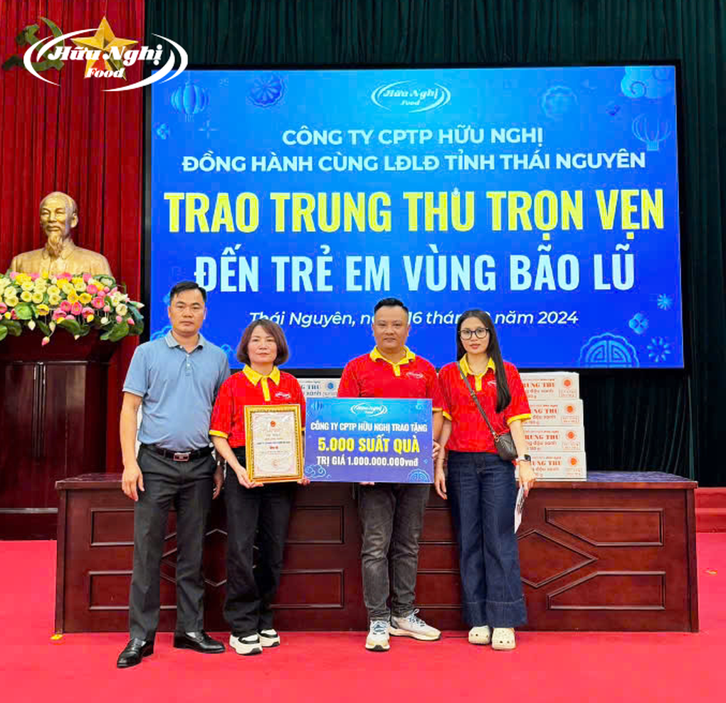 Hữu Nghị Food trao Trung thu trọn vẹn về với vùng lũ - 5 Hữu Nghị Food trao Trung thu trọn vẹn về với vùng lũ - 5
