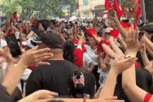 Người dân biến vỉa hè thành sân khấu, che bạt hát vang giữa trời mưa