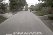 Tình huống nằm ngoài kiểm soát khiến tài xế xe tải sợ bủn rủn chân tay