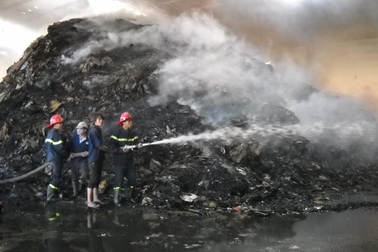 Kho nguyên liệu giấy bốc cháy, thiệt hại hơn 1 tỷ đồng