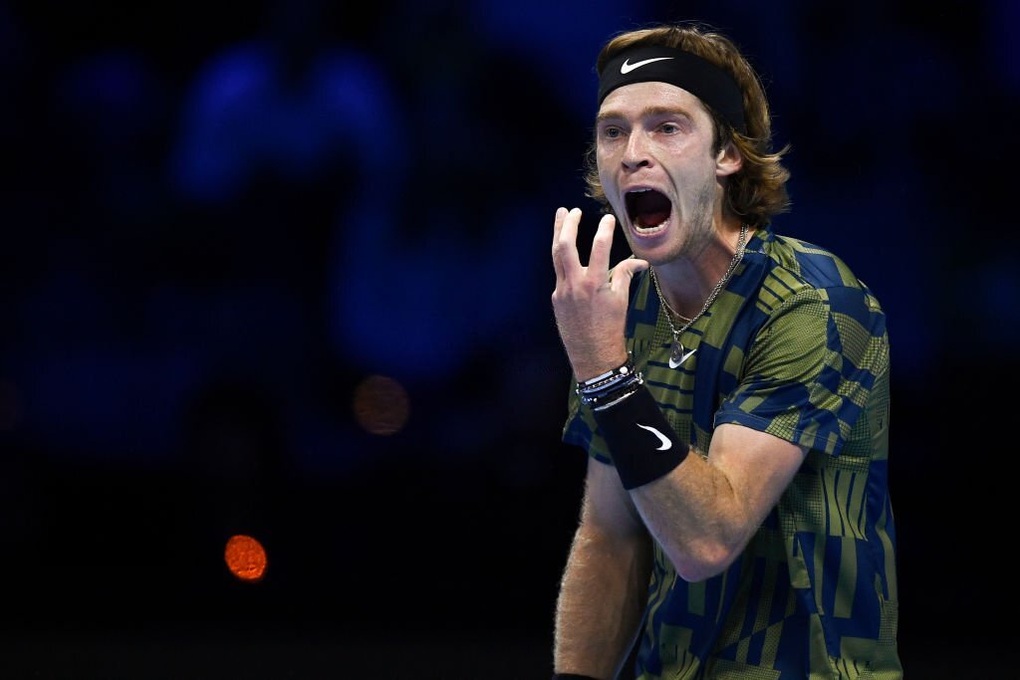 ATP Finals: Djokovic thắng Tsitsipas, Medvedev thua đồng hương Rublev - 2 ATP Finals: Djokovic thắng Tsitsipas, Medvedev thua đồng hương Rublev - 2