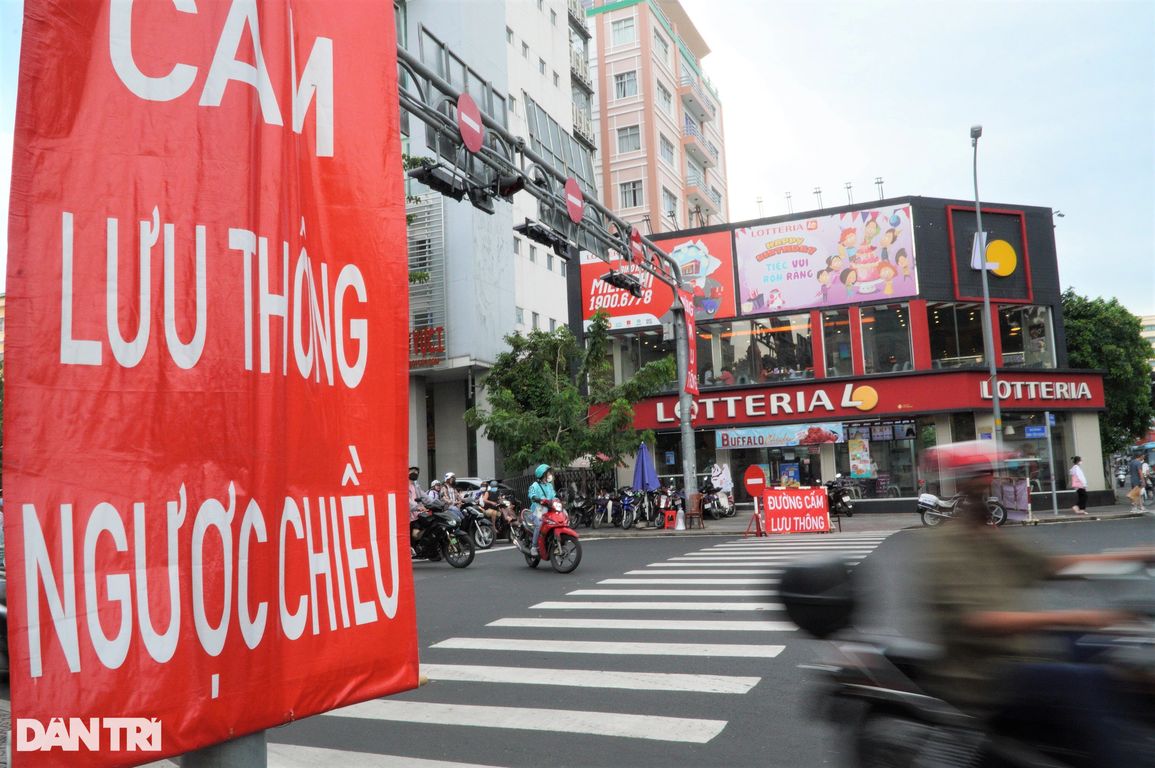 Đường 2 chiều thành một chiều: Nhiều người ngơ ngác chạy ngược, rẽ ngang - 6 Đường 2 chiều thành một chiều: Nhiều người ngơ ngác chạy ngược, rẽ ngang - 6