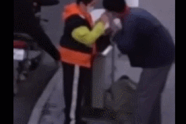 Clip "cậu bé tặng khẩu trang cho cụ ông nhặt rác" khiến dân mạng cảm động