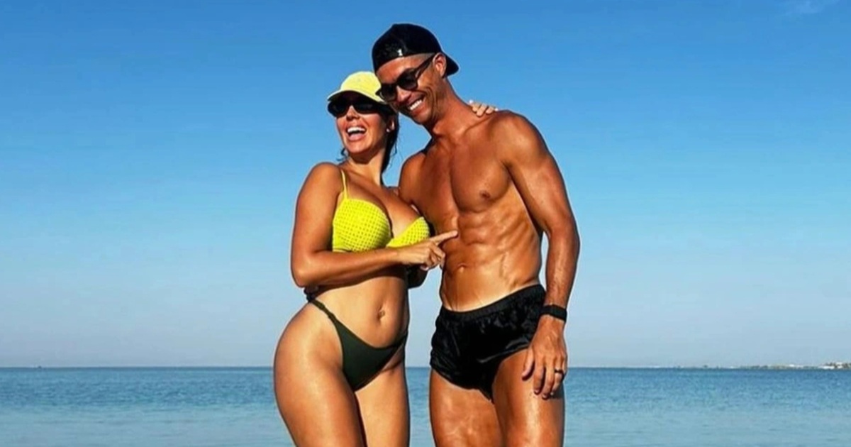 Georgina Rodriguez diện bikini nóng bỏng sánh đôi cùng Cristiano Ronaldo. Siêu mẫu Georgina Rodriguez rực rỡ trong chiếc áo bikini màu xanh nổi bật và chiếc mũ cùng tông. Georgina kết hợp cùng kính râm khi tắm nắng trong chuyến đi nghỉ xa hoa cùng gia đình đến Ả Rập Xê Út. Dù đã trải qua hai lần sinh nở, Georgina Rodriguez vẫn sở hữu thân hình cực hút mắt (Ảnh: Daily Mail).