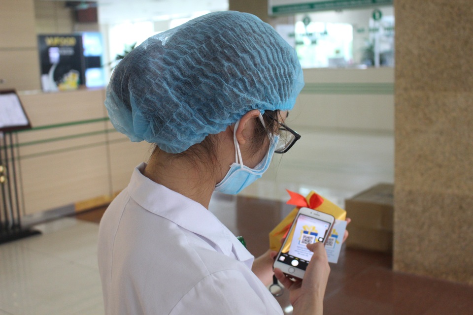 Dân công sở gói quà, sáng tác nhạc tặng y bác sĩ tuyến đầu chống dịch - 9 Dân công sở gói quà, sáng tác nhạc tặng y bác sĩ tuyến đầu chống dịch - 9