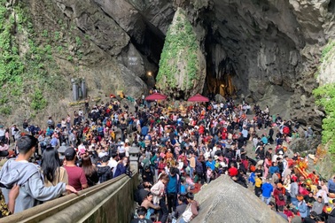 Hàng vạn du khách chen chân chật cứng ở chùa Hương