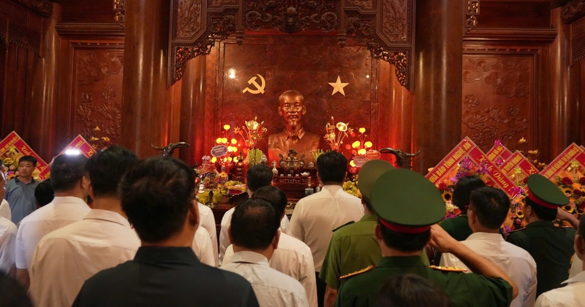 Dâng hương tưởng niệm Bác Hồ, tri ân các nhà báo liệt sĩ