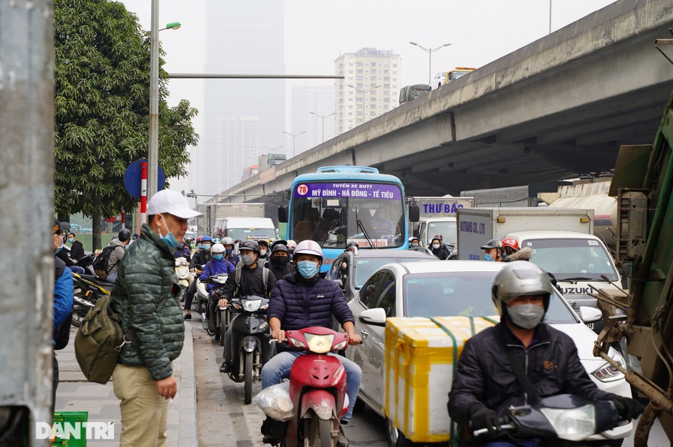 Người dân đổ về quê nghỉ Tết sớm, đường phố cửa ngõ Hà Nội ùn ứ kéo dài - 5 Người dân đổ về quê nghỉ Tết sớm, đường phố cửa ngõ Hà Nội ùn ứ kéo dài - 5