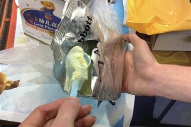 Phát hiện bao cao su trong hộp sữa trẻ em