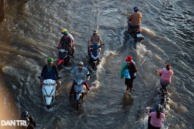 Cảnh báo ngập tại TPHCM chiều 1/10 do mưa dông kết hợp triều cường