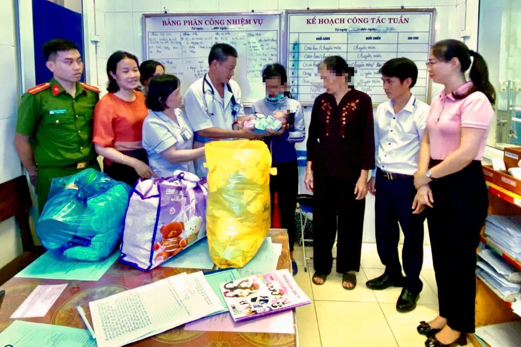 Bé sơ sinh bị bỏ rơi ở bờ ruộng được bên ngoại nhận về nuôi - 1 Bé sơ sinh bị bỏ rơi ở bờ ruộng được bên ngoại nhận về nuôi - 1
