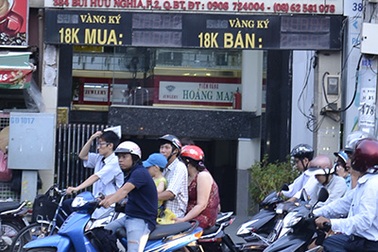 Vụ "đột kích" tiệm vàng: Công an phải trả lại số ngoại tệ tạm giữ