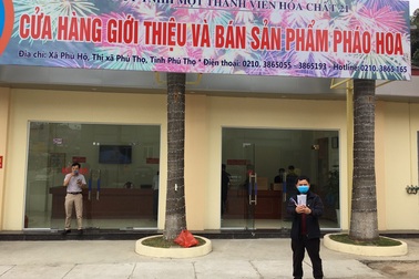 Người dân bắt đầu đi mua pháo hoa về đốt dịp Tết