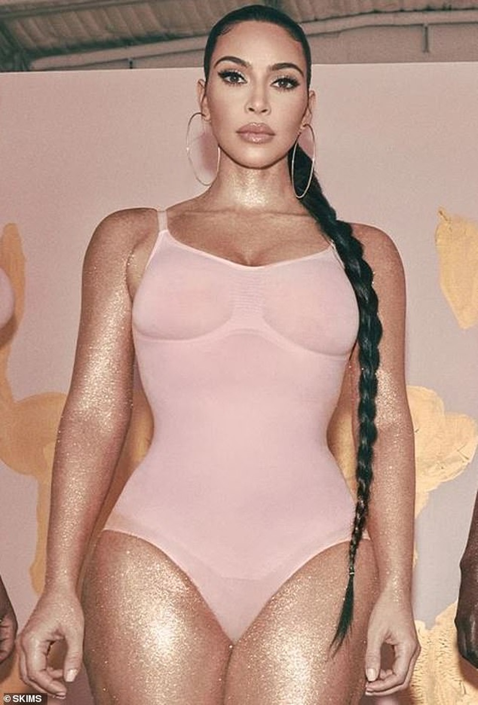Kim Kardashian khoe dáng khỏe khoắn với trang phục thể thao - 5 Kim Kardashian khoe dáng khỏe khoắn với trang phục thể thao - 5