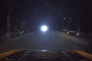 Phản ứng của tài xế khi gặp xe đối diện bật đèn pha khiến cộng đồng hả hê